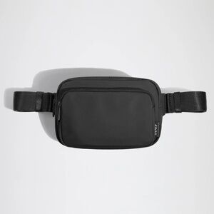 NWOT The Small Everywhere Sling Bag - Black